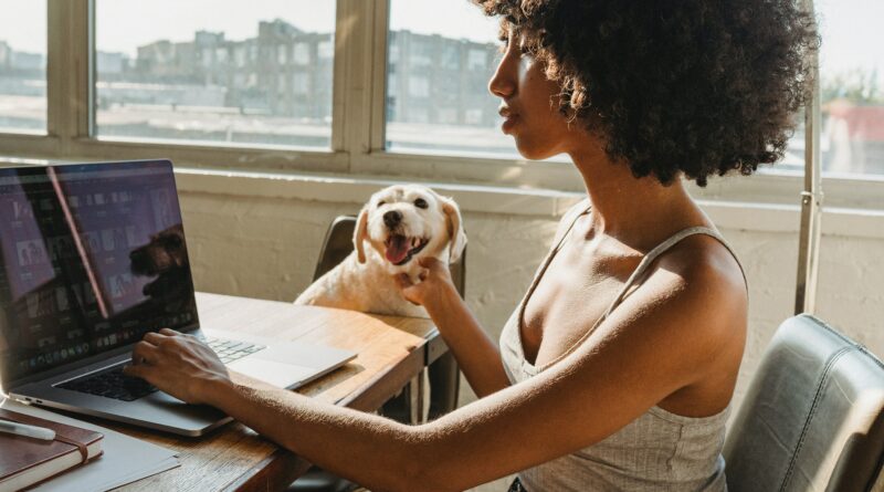 Femme télétravaillant sur son bureau