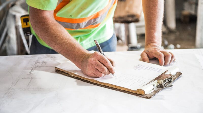 Ouvrier de chantier signant une fiche